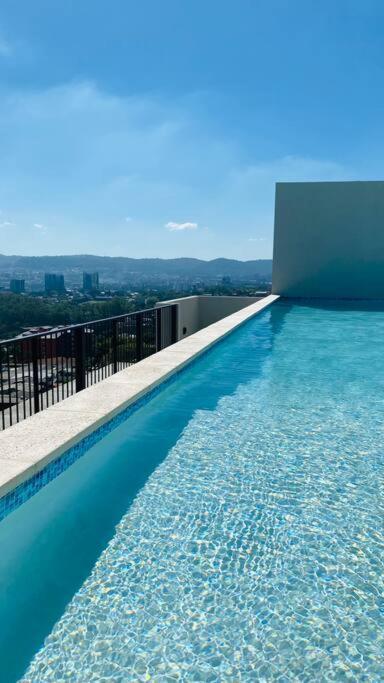 Entire Beautiful Condo With Rooftop Pool And Gym Сан-Сальвадор Экстерьер фото
